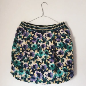  - Högmidjad kjol från HM i stl 38. Ej töjbar så skulle säga att den är mer en 36. Snygg diskret dragkedja med knapp och utskuren sida. 