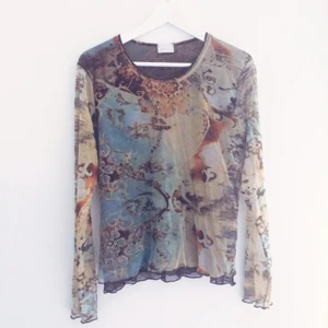  - Cool topp i tunt & skönt material! Markerad med storlek XL men är mer som en M🎈