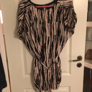  - Klänning från Soaked in luxury i storlek Small, endast använd en gång. 100kr exkl frakt. 