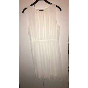  - Vit klänning från Lindex. Storlek L. Använd 1 gång 😊