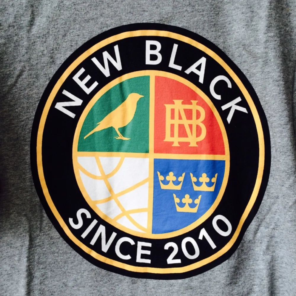 En clean new black t-shirt från en av deras tidigare kollektioner. Sjukt fet men lite liten på mig.. T-shirts.