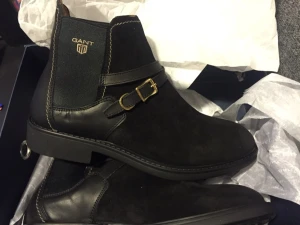  - Säljer mina Gant skor som har legat för länge i kartongen. Nypris 1900kr. Vid snabb affär kan priset diskuteras! Swish/överföring till konto använder jag mig av, eller så kan skorna hämtas i Uppsala :)