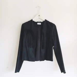  - Mockaimitation med fransar från Weekday. 
Liten i storlek passar small och medium. 
Snygg! 