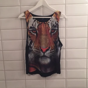  - Jag säljer mitt tigerlinne ifrån BikBok i storlek S då det knappt blivit använt. Det är i mycket bra skick, som nytt. Jag tycker det är storleksenligt!