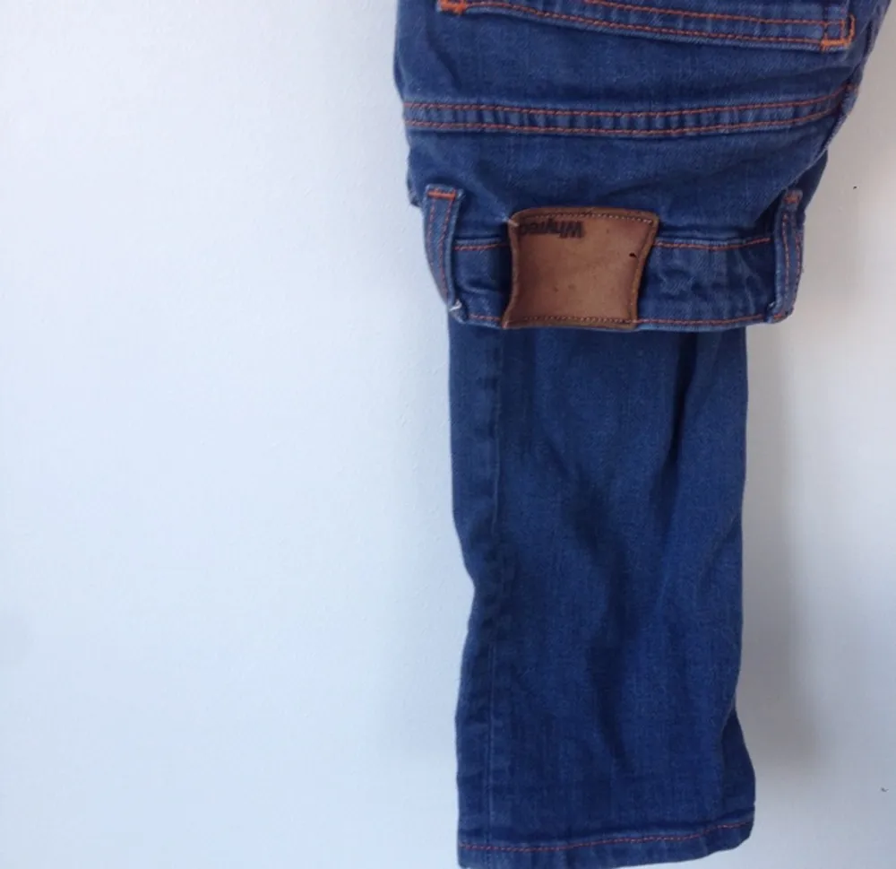 Snygga tighta Whyred-jeans med orange söm. Säljer pga för små. Jeans & Byxor.