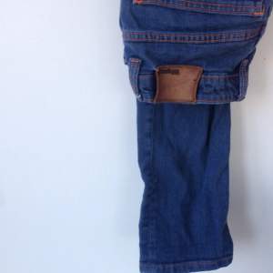 Snygga tighta Whyred-jeans med orange söm. Säljer pga för små