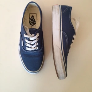  - Supersnygga ljusblå Vans. Använda ca 4a gånger. Den vita sulan har blivit något smutsig, men annars så gott som nya. Säljes pga för små för mig.  Har Swish 🙌   