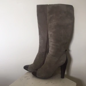  - Höga stövlar i mocka från Nine West. Så gott som nya.
Jag bjussar på frakten.