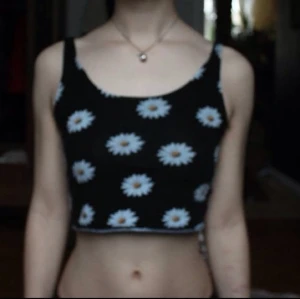  - Croptop med blommotiv. Fint skick. 