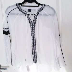  - Skir, vit blus med snörning vid halsen/bröstet från GinaTricot. Lite längre baktill, passar perfekt nu till våren! ☀️ 