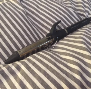  - Locktång från Björn Axén Tools som ger stora "Hollywood-lockar". Blir varm på några sekunder & är enkel att använda. Inköpt för några veckor sedan, säljes pga fick en likadan i annan storlek i julklapp. Endast testad en gång.
Nypris 499 kr