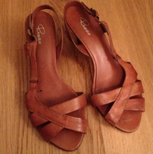 Skinnsandaletter med klack från Rizzo. Fint skick. - Skinnsandaletter med klack från Rizzo. Fint skick.