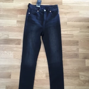  - Snygga jeans från Monki i modellen oki. Hög midja, cropped dessutom aldrig använda😀✌🏼️✨✨💕 nypris 400kr