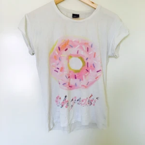  - En finfin Tisha med munk motiv och texten "oh yeah!" 🎀