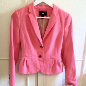  - Säljer en jättefin kavaj från H&M. Knappt använd! Passar väldigt bra till sommaren! 