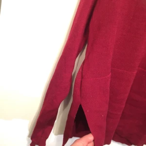  - Skickad tröja i tre "tjockhetslager" där den är transparent överst, under tjockare och under det ännu tjockare. Sleeve vid sidorna. Jättefin och använd fåtal gånger, som nu. Swishbetalning,  frakt tillkommer. 