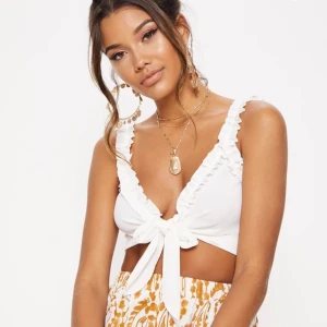 Vit knyt topp - Säljer eftersom den tyvärr inte passar mig :( Perfekt för sommaren! Frakt ingår