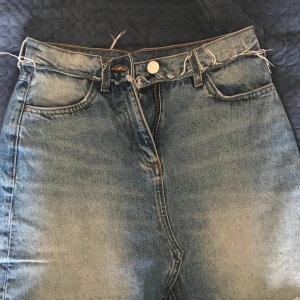 Jeanskjol - Söt jeanskjol nu till sommaren! Använd ett par gånger men säljer för att den inte kommer till användning.  