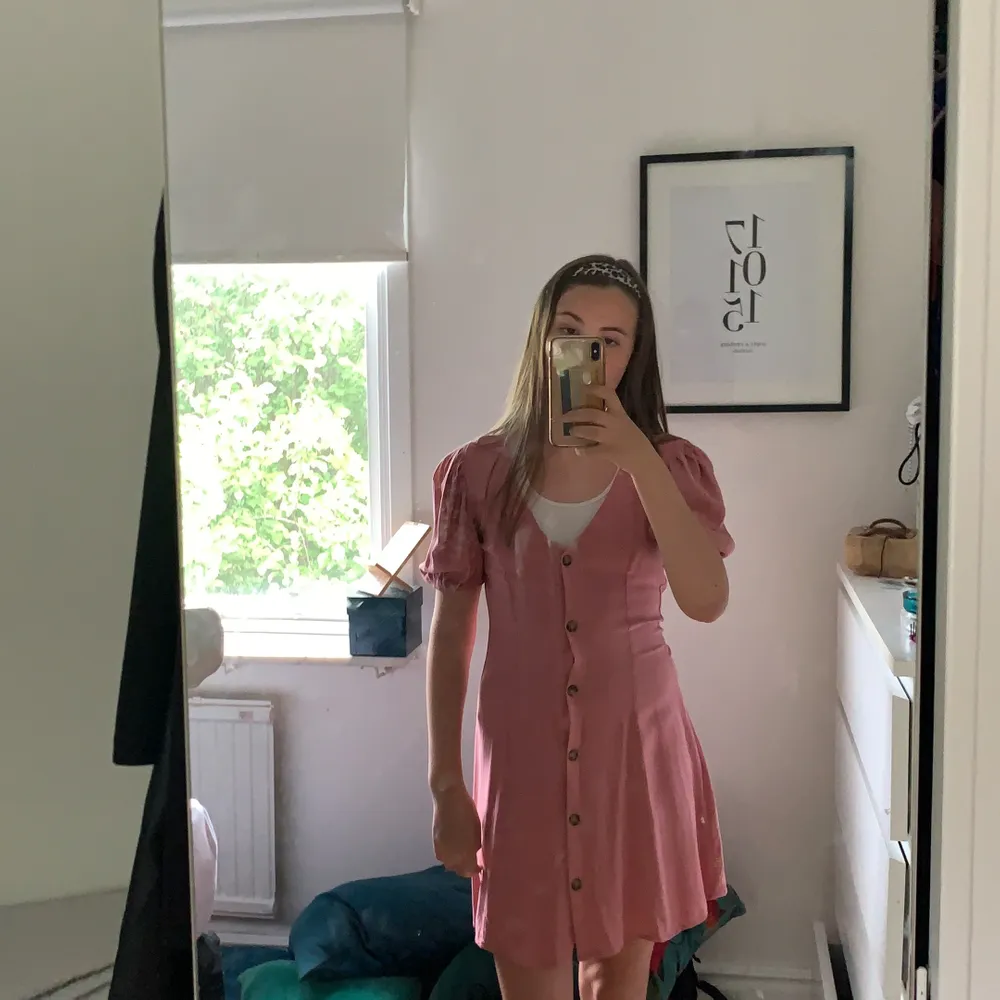 En jätte fin rosa klänning från H&M storlek 34 bara använd en gång på min skolavslutning annars jätte bra kvalite❤️gammelrosa färg. Klänningar.