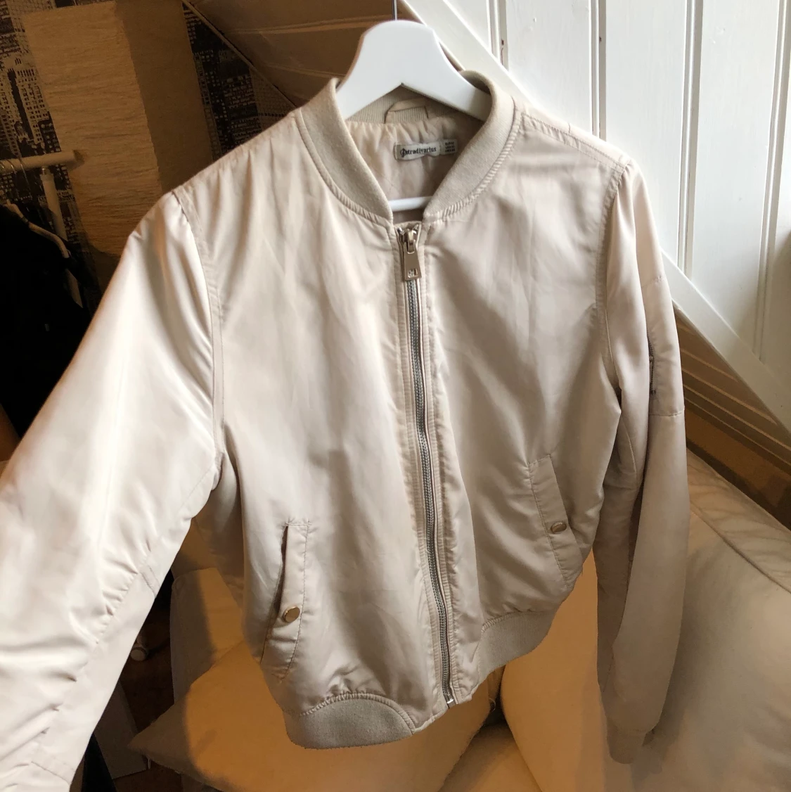 Beige bomberjacka från Stradivarius.  - 90