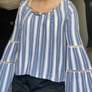 Hollister blus - Jättefin blus från hollister som endast är använd ett par få gånger, så den är som ny. Väljer man att frakta står köparen för det men kan alltid diskutera pris och byten, skriv privat för mer info💓