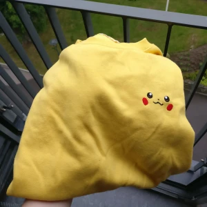 Pikachu tröja från Japan ✨ - Mysig tröja i tjockt och bra kvalité från Korea, köpt i Japan Harajuku ✨ Lite boxig tröja med stora ärmar. Passar S-M, jag är storlek 38. Frakt tillkommer på 50:- 🌼