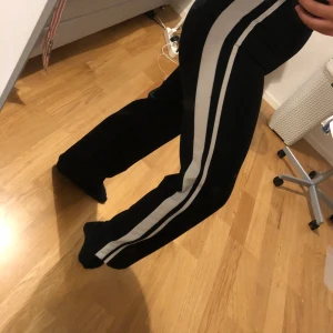 Svarta kostym byxor med vit rand - Fina kostymbyxor från Gina Tricot som är i bra skick. 