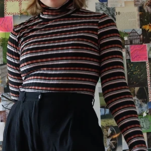 Randig långärmad tröja - Randig långärmad tröja. Säljes pågrund av att den tyvärr blivit för liten och inte kunnat användas. Köparen står för frakt. 😄💛 Kontakta mig vid oklarheter eller frågor. Kan mötas upp i Göteborg eller skickas. 