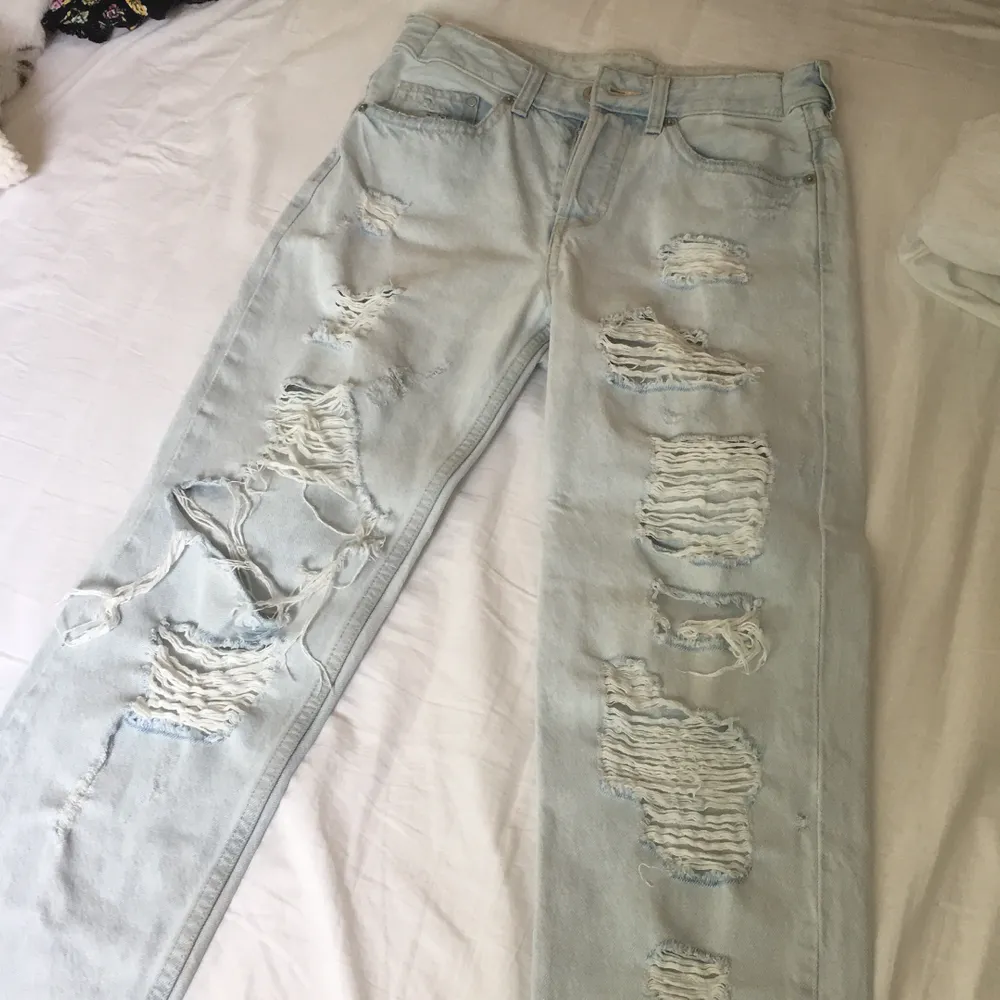 low waist boyfriend jeans från H&M, insydda i midjan. storlek 24 och för långa för mig som är 157. vid köp av 2 eller fler par jeans får du rabatt. möter upp i stockholm, annars står köparen för frakten <3. Jeans & Byxor.