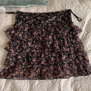 Floral skirt - Världens sötaste kjol som inhandlades idag 4/7 men som tyvärr inte passade mig och därför säljer jag den nu😭. Står storlek M men skulle snarare säga att den passar S! Köparen står för frakten: 50 kr 🌸 Kjolen säljs för 100 kr eller högstbjudande (+ frakt)🥰