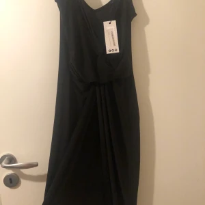 Boohoo dress - Snygg klänning från boohoo! Aldrig använd, tags kvar, sned skuren så lång på ena sidan kort på andra (se bild) skickas mot att köparen står för frakt