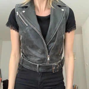 Kenneth Cole  - Kenneth Cole väst (nypris 5000) köpt i NYC, endast använd en gång. 