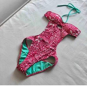 Hollister baddräkt - Superfin baddräkt från hollister med cutout,, sitter så fint! Väldigt fint skick! Tyvär för liten för mig💖 köparen betalar för frakt💖