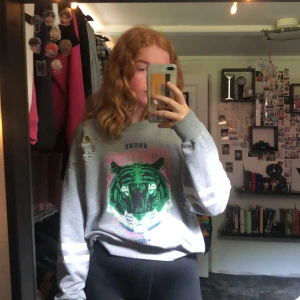 Grå tröja med tryck  - Skön och luftig tröja. 