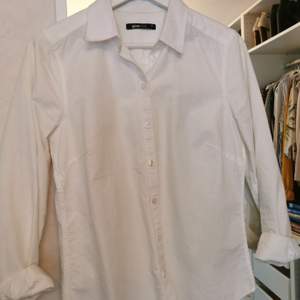 Vit skjorta från GinaTricot i storlek 36💗 säljer denna för 200kr💕