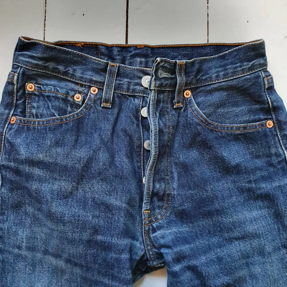 Mörkblå Levis jeans. Köpta secondhand. Se bilder för skick. Frakt ingår i priset. Ansvarar ej för postens slarv. Skickar gärna spårbart men köparen står för skillnaden.. Jeans & Byxor.
