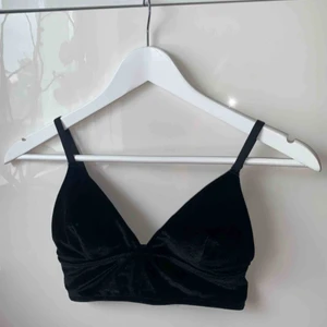  - Svart sammets top/BH med reglerbara band. Köpt från ginatricot i storlek xs. Har storlek 70b i bh storlek & tycker den sitter bra. Frakt ingår!