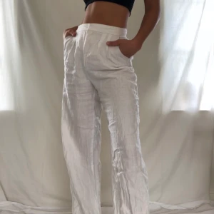 Zara linnebyxor - Skitsnygga och bekväma linnebyxor från Zara. Lite skrynkliga på bilderna, men det är inget ett strykjärn inte kan rädda. I fint skick och perfekt till sommaren Frakten är exkluderad 🥰 Bud ligger nu på 590❤️ Avslutar ikväll 21:00