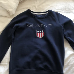 Gant mörkblå sweatshirt i xs  - Plagget är i bra skick då den endast kom till användning 2 gånger. Det är en fin och ganska varm sweatshirt som man bara kan dra på sig en sommarkväll. Jag köpte den för 2 år sen för 700 kr.