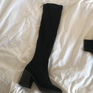 Overknees med klack str.38 - Svarta overknees med mocka imitation. Storlek 38 och perfekt i storleken. Använda en gång så som helt nya.