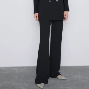 Långa Kostymbyxor från Zara strlk.M - Säljer dessa snygga kostymbyxorna från Zara, i strlk.M. Byxorna är långs i modellen, jag är 175cm och de sitter perfekt i längden💕Säljer då de inte kommit till användning. 