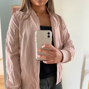 Rosa bomberjacka - Tunn rosa bomberjacka från Zara i strl XS. Så skön och snygg! Använd måttligt. Kan mötas upp i Malmö annars står köparen för frakten🥰