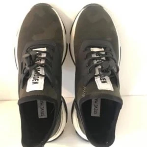 Steve Madden  - Sneaker camouflage med vit sula, knappt använda.