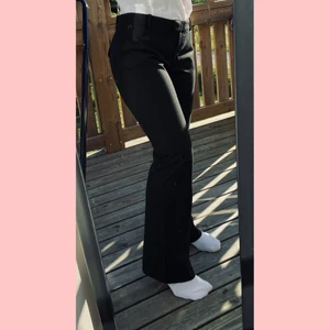 Kostymbyxa - Kostymbyxa med lite bootcut i fint skick. Från H&M. Stl 36. Betalning sker via swish. 70kr+frakt!🥰