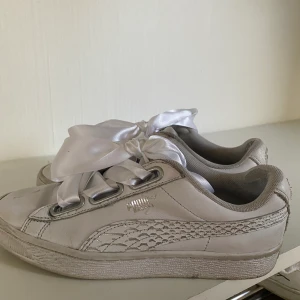 Puma skor - Säljer mina Puma Basket Heart skor. Ordinarie pris 900kr säljer för 266kr inkl frakt. Bedöm skicket själva men det är inget som är sönder. 