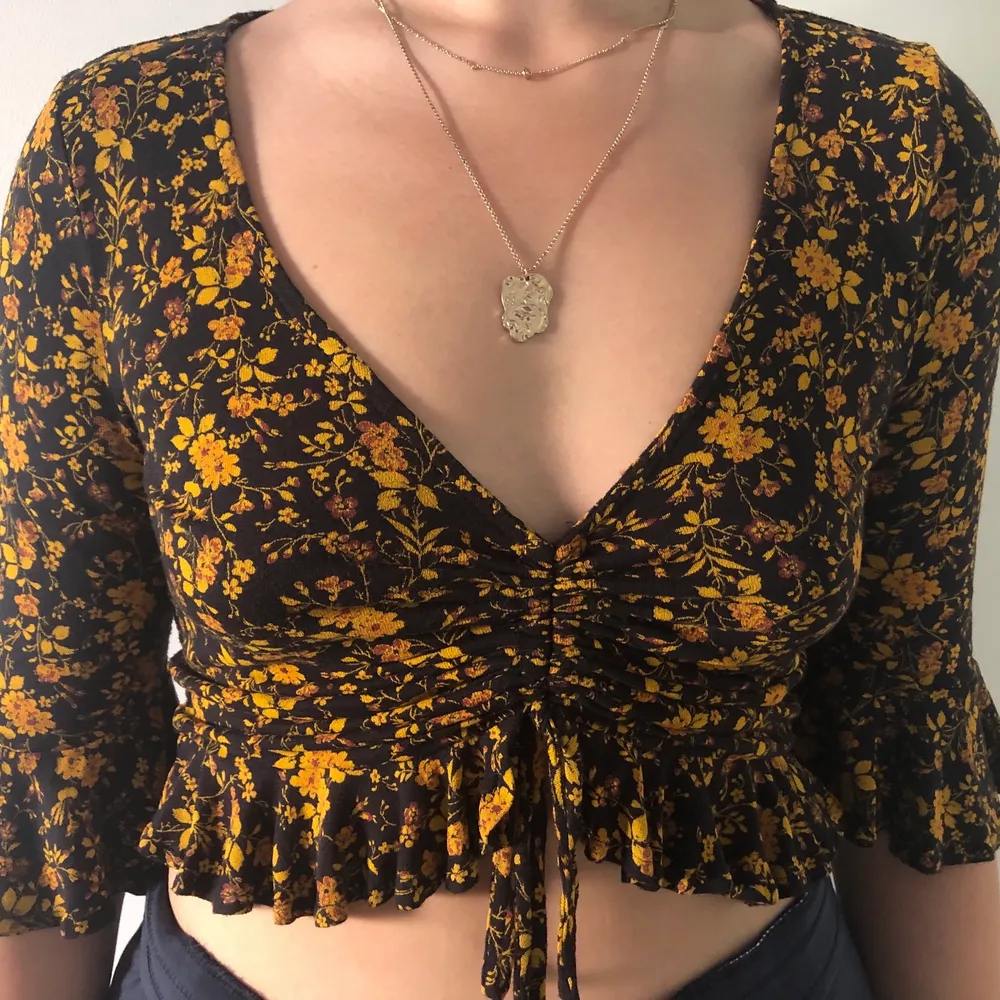 Vintage style floral top with fall-coloured flower print. Adjustable ruching down the middle of the top, frilling detail on hems of the top. Have had it for a while and worn twice but it’s not really my style anymore ✨. Toppar.