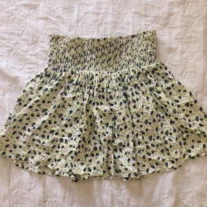 Blommig kjol - Passar S/M. I fin och bra skick, endast testad!