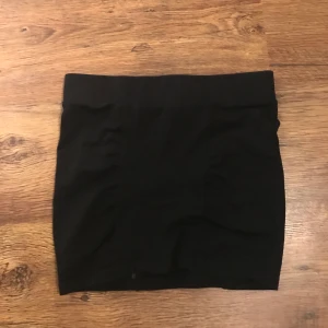 Kjol storlek 158/164 - Kjol storlek 158/164 almar fram och baktill 60kr + frakt