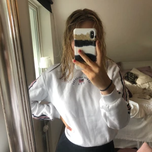 Vit hoodie - Vit hoodie med text på från hm. Har inte använt så den är som ny. Den är i storleken xs. Super fin och super skön!