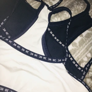 Här e d 2 olika toppar för 10kr/st - En topp som är vit o en svart 